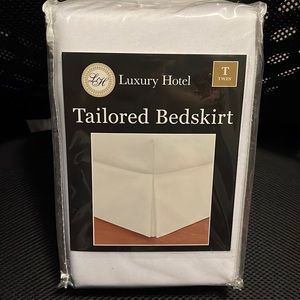 Twin tailored bedskirt